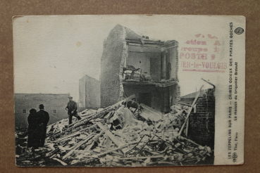 Ansichtskarte AK Paris 1916 Zeppelin über Paris Pirates Boches zerstörtes Haus bombardiert Maison Brigadier Bidault Ortsansicht Frankreich France 75 Paris